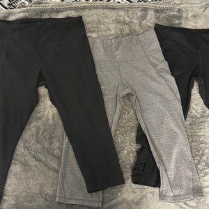 3 pairs of women’s cropped leggings